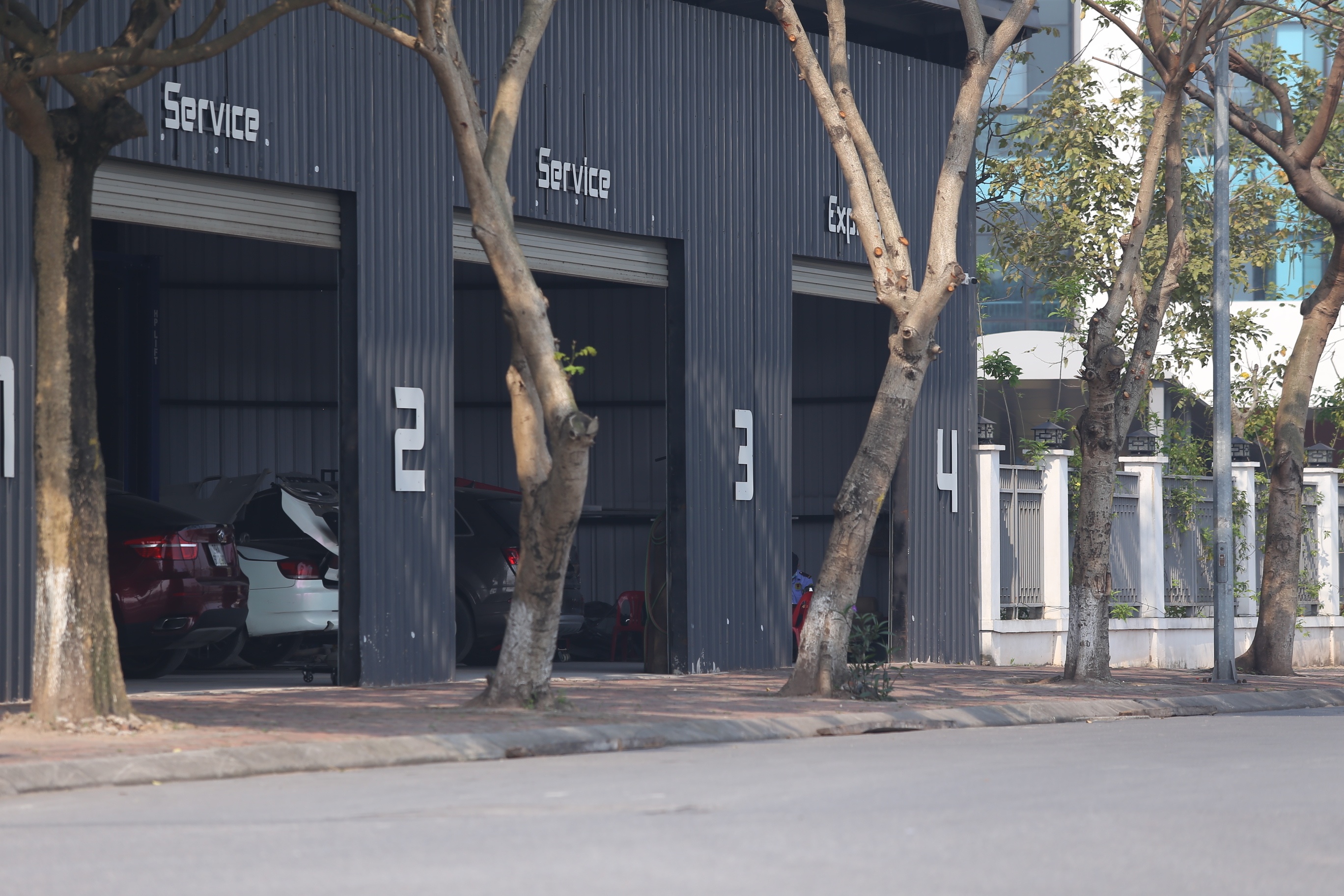 Theo ghi nhận của PV, những ngày đầu tháng 4/2022, xưởng sửa chưa ô tô "Pit Pros" đang hoạt động tấp nập, với rất nhiều xe ô tô được sửa chữa tại đây.