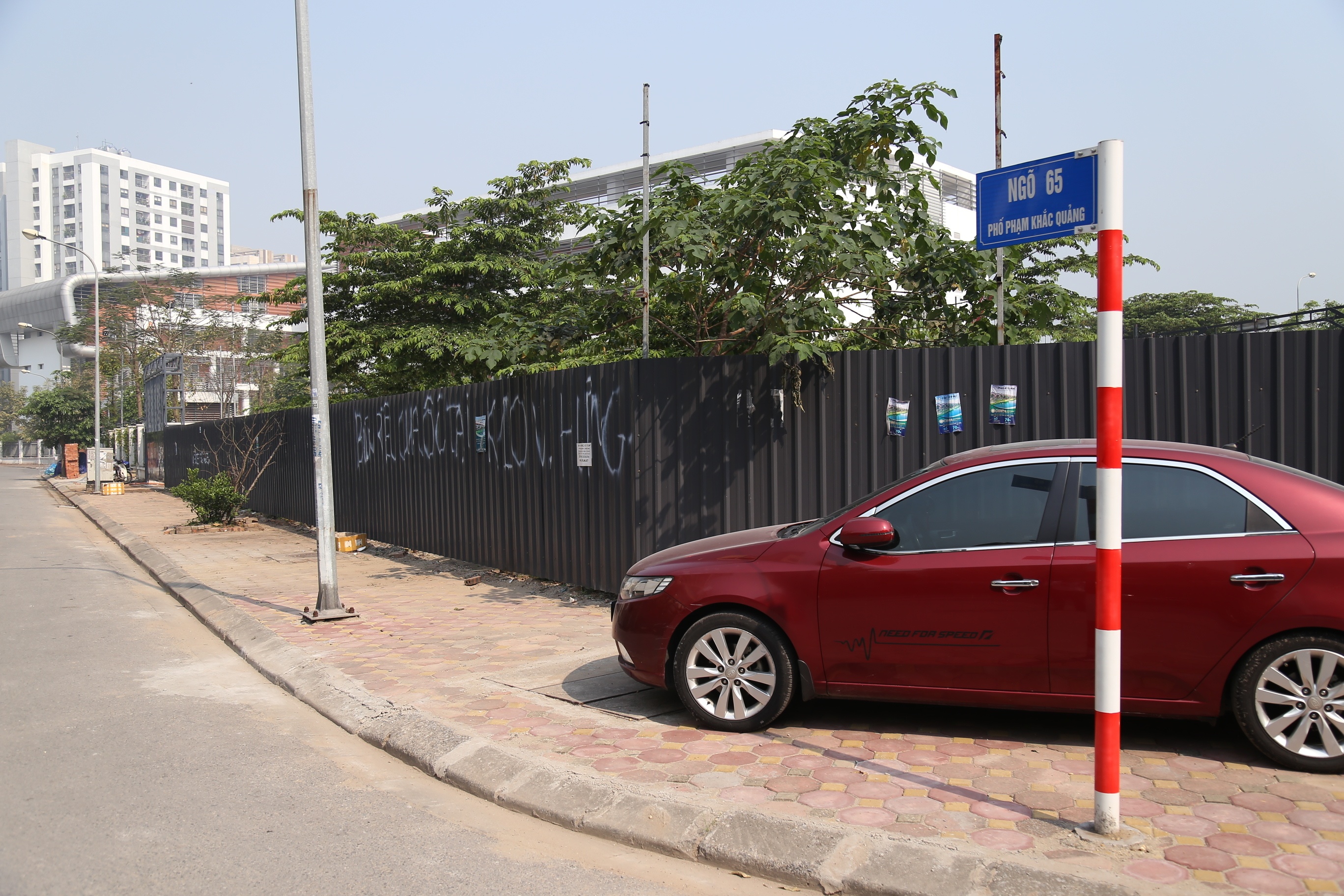 Theo bà Vân, việc xây dựng một số hạng mục như nhà xưởng, quan bia cũng nhằm để tránh lấn chiếm và hiện tượng đổ trộm chất thải vào khu đất.