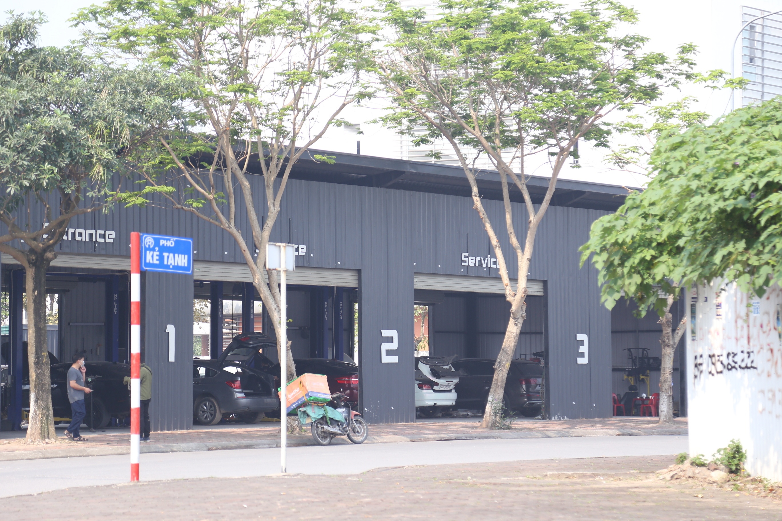 Cụ thể, thay vì xây dựng công trình hành chính, y tế, văn hóa thì tại đây lại có những nhà xưởng sửa chữa ô tô, quán bia... được mọc lên.