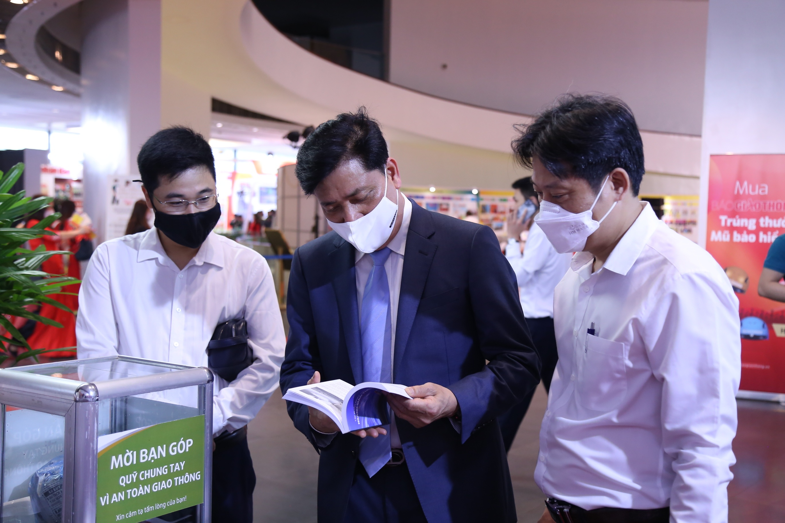 Thứ trưởng Nguyễn Ngọc Đông đánh giá cao về hình thức trưng bày và nội dung của các ấn phẩm Báo Giao thông.