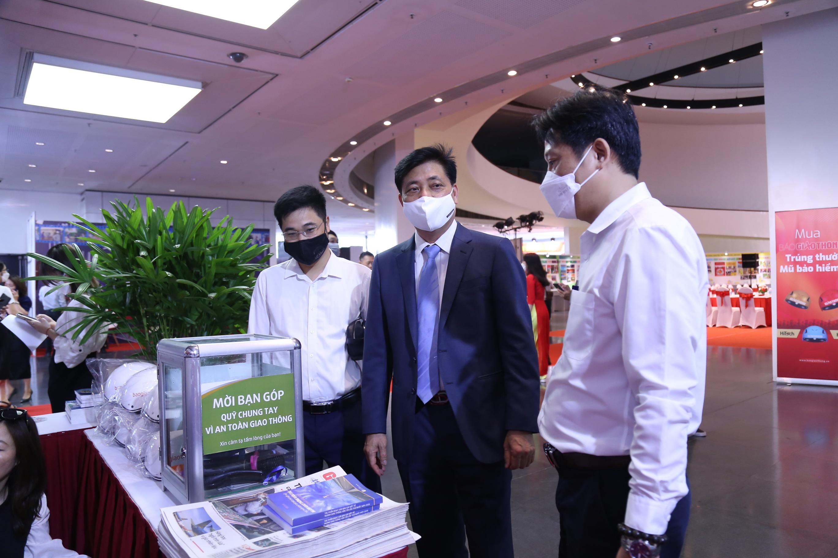 Trước giờ khai mạc Hội Báo toàn quốc 2022, Thứ trưởng Bộ Giao thông vận tải Nguyễn Ngọc Đông đến thăm gian hàng của Báo Giao thông.