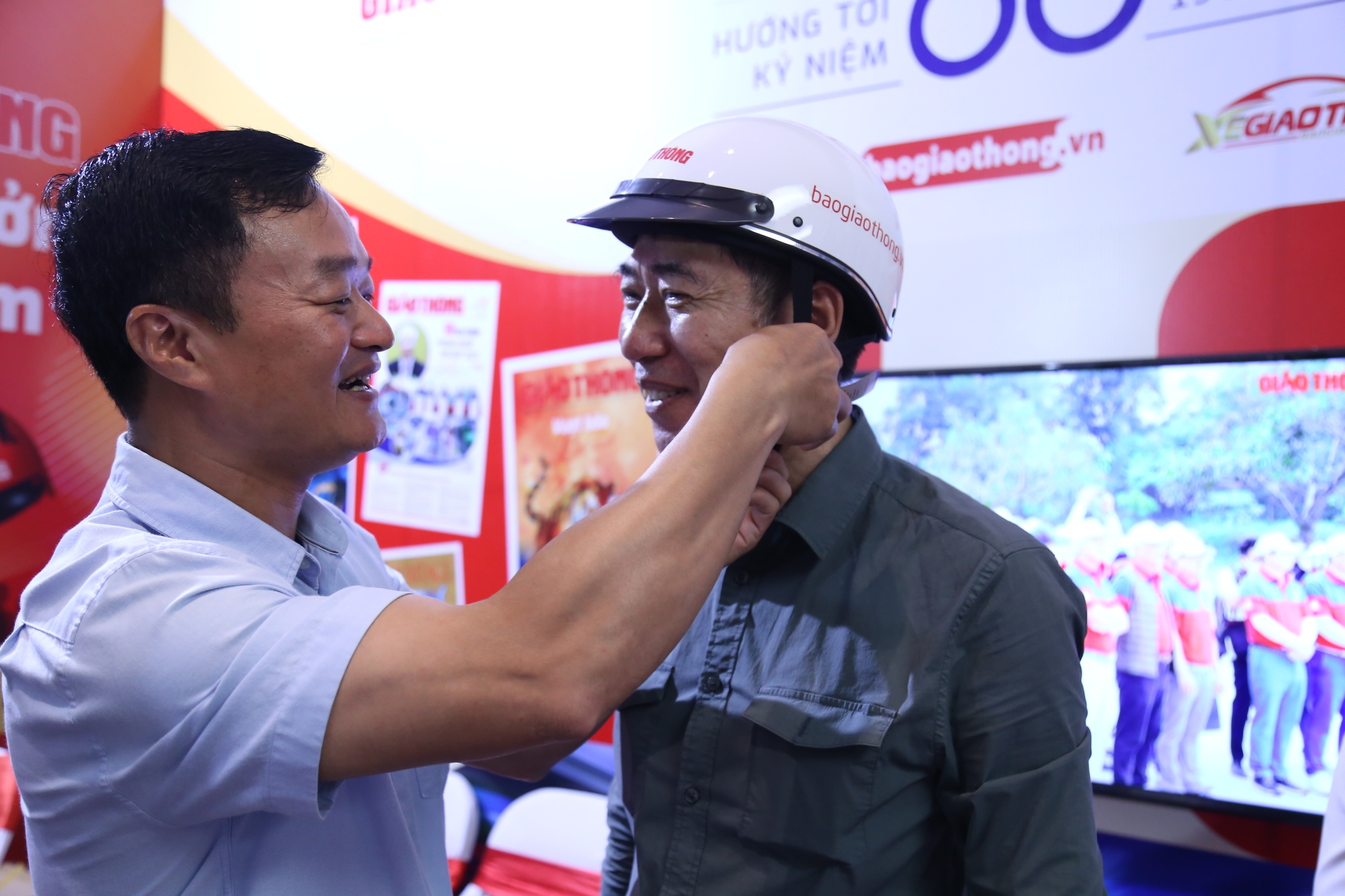 Phần thưởng cho những người tham gia trò chơi là một chiếc mũ bảo hiểm.