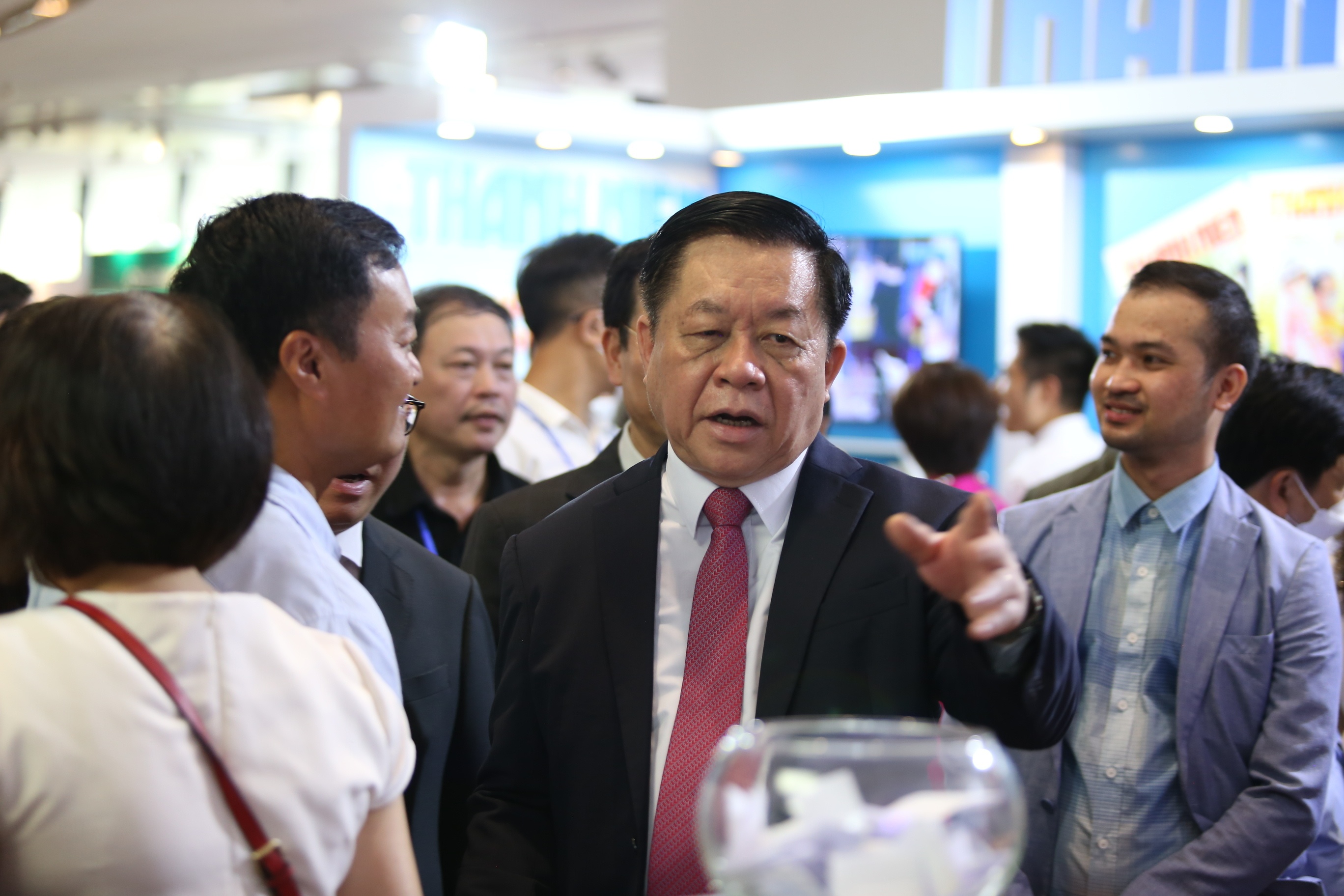 Trưởng Ban Tuyên giáo Trung ương Nguyễn Trọng Nghĩa quan tâm đến những ấn phẩm của Báo Giao thông trưng bày tại Hội Báo.