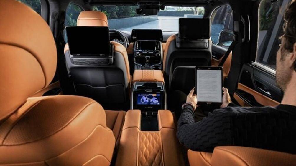 Người ngồi vị trí "ông chủ" chỉ cần một nút bấm để điều chỉnh ghế theo ý muốn với khoảng để chân dài tới 110 cm, ghế có thể ngả tối đa 48 độ