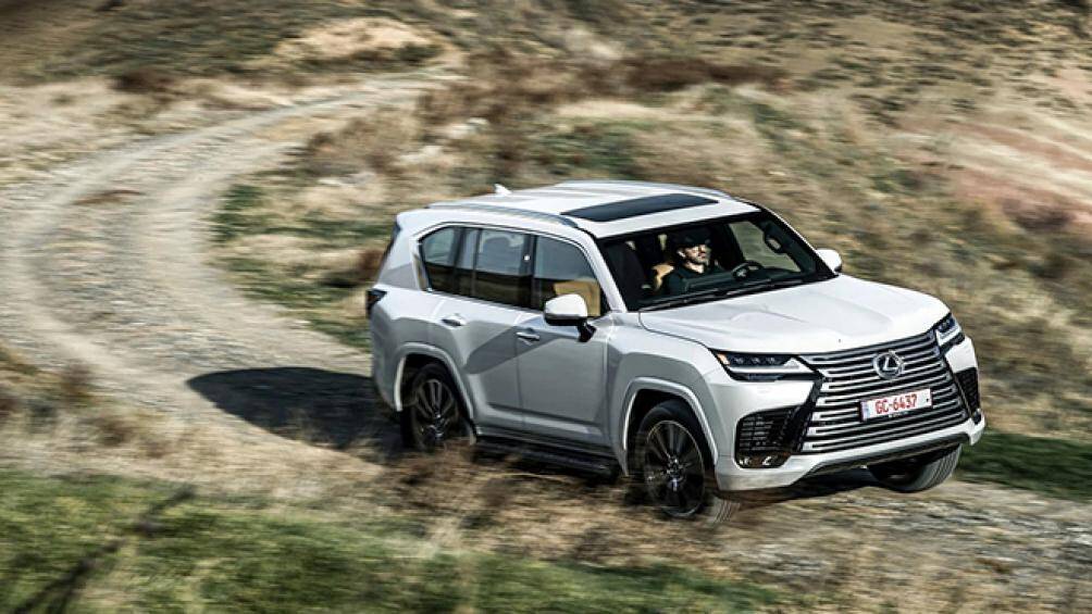 Giá bán dự kiến từng phiên bản lần lượt là 7,89 tỷ đồng, 8,34 tỷ đồng và 8,98 tỷ đồng