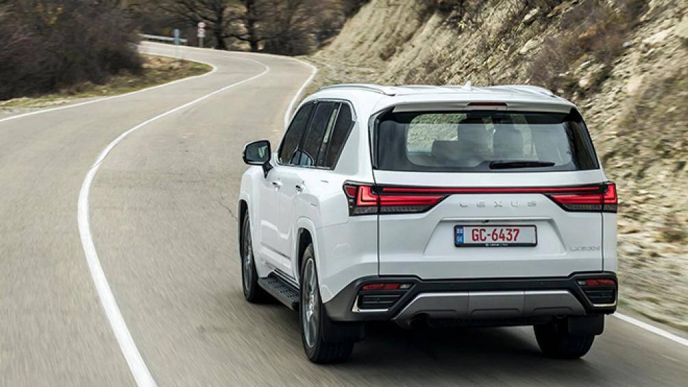 Bên trong khoang cabin, Lexus LX 600 2022 lột xác toàn diện với phong cách thời thượng hơn, chất liệu chủ yếu là da, gỗ và kim loại