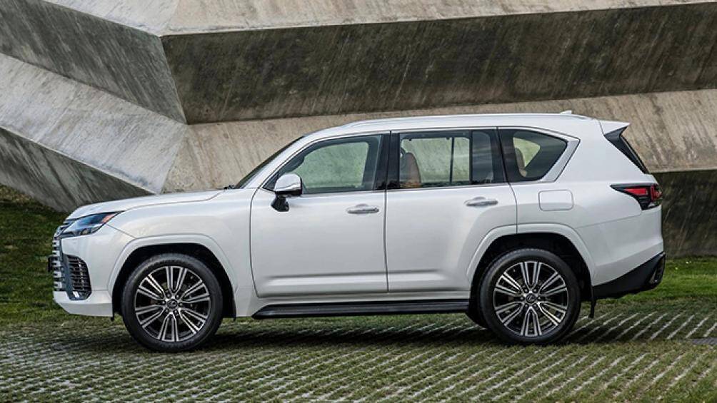 Riêng bản này cũng được tinh chỉnh lại hệ thống treo thích ứng và đánh lái điện tử để mang lại trải nghiệm thể thao nhất