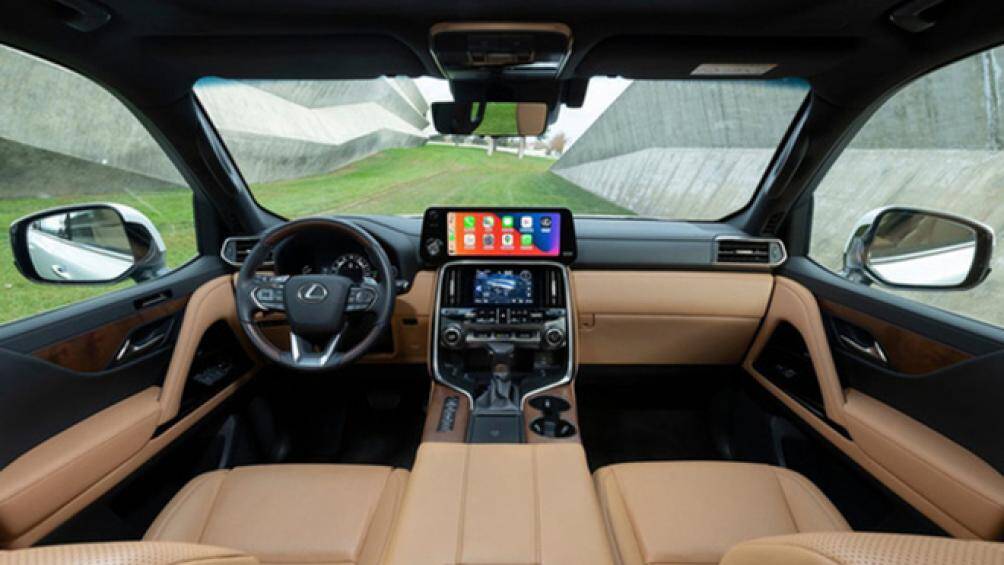 Bản F-Sport trang bị tản nhiệt riêng với viền chrome đen, mâm nhôm đúc 22 inch, ghế thể thao và da bọc họa tiết độc quyền trên vô-lăng để tăng độ bám tay cầm