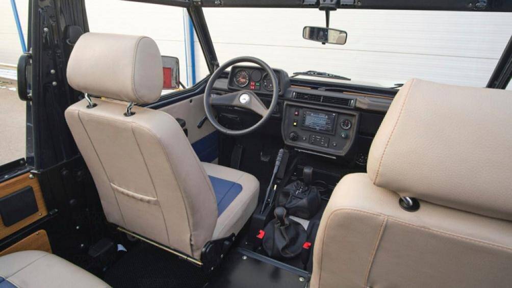 Chiếc 250GD đã bao gồm tùy chọn hộp số tự động 5 cấp mới, được phụ trợ bởi bộ chuyển số lấy từ Mercedes-Benz S-Class