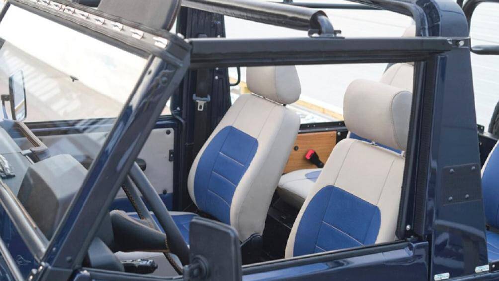 Chiếc xe cụ thể trong hình sử dụng cabin không gian mở để mang đến cho người ngồi một cảm giác thuần túy, lấy cảm hứng từ xe quân sự cổ điển
