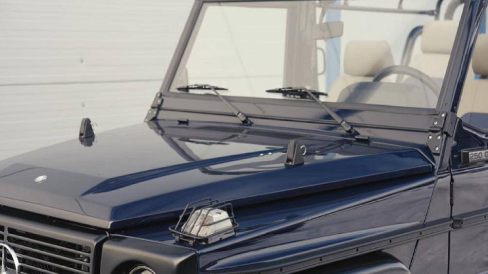 Sự thoải mái của hành khách còn được đảm bảo với lớp bọc vinyl màu xanh nước biển và cói bền bỉ với mọi thời tiết cho ghế ngồi, và hệ thống HVAC