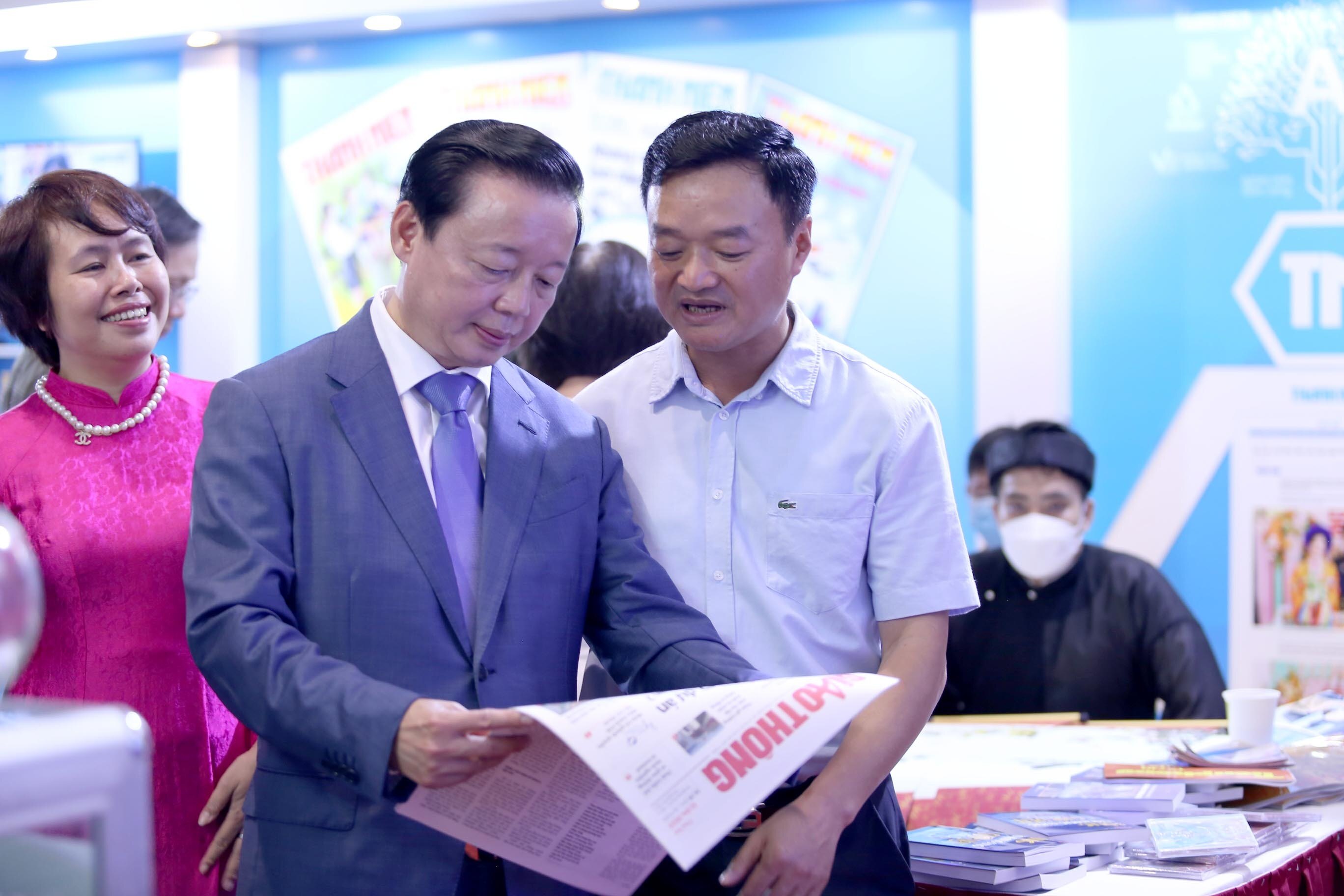 Bộ trưởng Trần Hồng Hà trao đổi nhanh với Tổng Biên tập Nguyễn Bá Kiên về ấn phẩm Báo Giao thông.