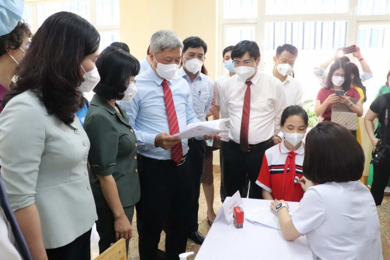 Dự buổi lễ có Thứ Trưởng Bộ Y tế Nguyễn Trường Sơn, lãnh đạo Tỉnh ủy, UBND tỉnh Quảng Ninh, Phó Đại sứ Australia tại Việt Nam, Phó trưởng đại diện Quỹ Nhi đồng Liên hợp quốc tại Việt Nam và 168 học sinh khối lớp 6 cùng phụ huynh trường THCS Trần Quốc Toản. Các trẻ em được tiêm chủng lần này là vaccine Moderna. Ảnh: Lãnh đạo Bộ Y tế, tỉnh Quảng Ninh kiểm tra các quy trình chuẩn bị tiêm vaccine Covid-19 cho học sinh khối lớp 6.