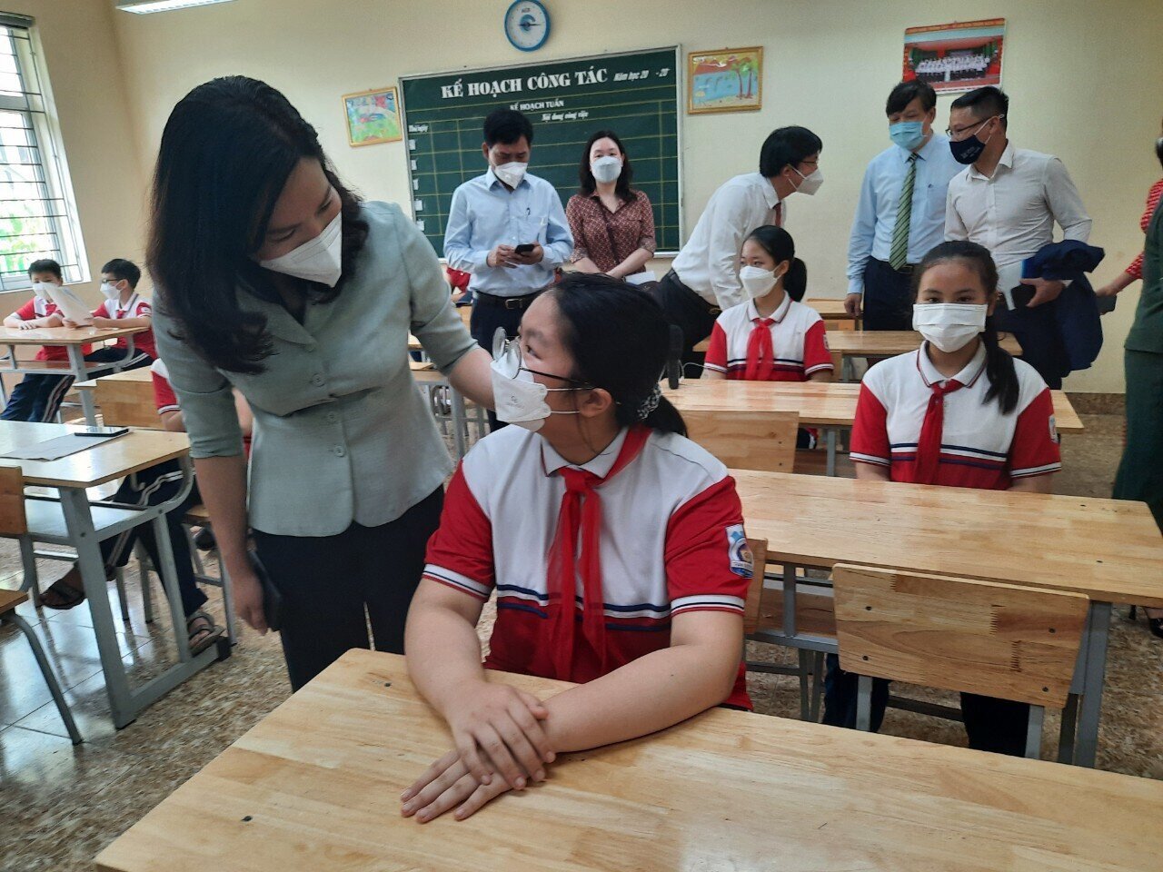 Cháu Nguyễn Ngân Giang, học sinh lớp 6A2 xúc động, cho biết: Sau khi tiêm, cháu cũng cảm thấy sức khỏe bình thường lại được phát sữa, được các cô, các bác hỏi thăm ân cần, cháu càng yên tâm hơn.