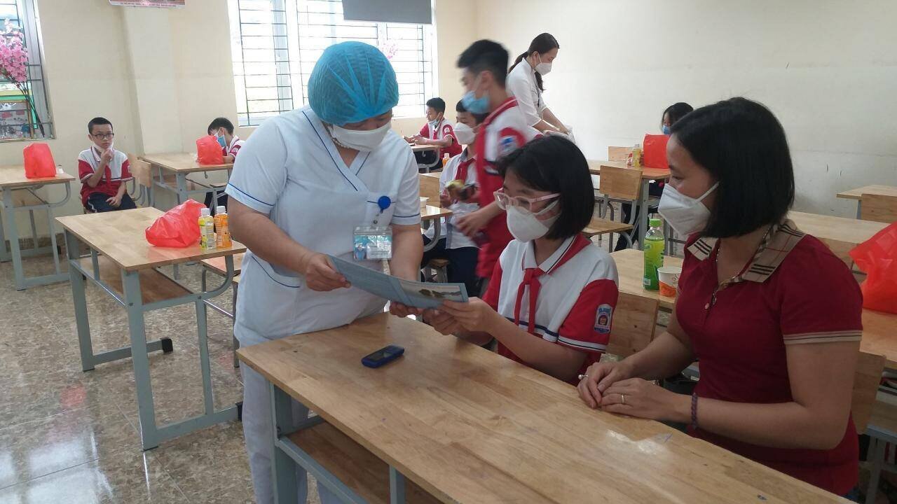 Đến gần 11h, việc tiêm chủng vaccine phòng Covid-19 đầu tiên của Việt Nam cho 168 học sinh khối lớp 6, trường THCS Trần Quốc Toản ở TP Hạ Long (Quảng Ninh) đã cơ bản hoàn thành. Điều đáng mừng là các cháu đều an toàn tuyệt đối, không có cháu nào có biểu hiện sức khỏe bất thường sau khi tiêm.