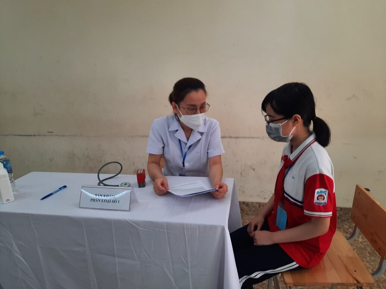 Được các cán bộ tiêm chủng hướng dẫn cặn kẽ thủ tục khai báo cũng như các biện pháp theo dõi sức khỏe sau tiêm, các em học sinh đều yên tâm. Cháu Phạm Tâm An, học sinh lớp 6A2 Trường THCS Trần Quốc Toản cho biết: "Mấy hôm nay, nghe trường thông báo chuẩn bị được tiêm vaccine phòng Covid -19, cả nhà cháu phấn khởi. Sáng nay, cháu dậy sớm hơn mọi ngày để mẹ đưa đến trường tiêm vaccine. Cháu được tiêm phòng nhiều mũi vaccine từ nhỏ, nên cháu sợ đau".