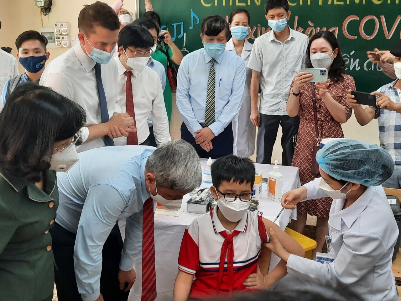 Mũi tiêm đầu tiên dành cho trẻ em ở Việt Nam được thực hiện trước sự chứng kiến của lãnh đạo Bộ Y tế và tỉnh Quảng Ninh. Còn cháu Phạm Kiều An, học sinh lớp 6A1 tâm sự: "Cháu xem ti vi, đọc báo thấy tác dụng của vaccine phòng Covid-19 rất hiệu quả. Trong nhà cháu người lớn đã được tiêm hết rồi, nên khi mắc Covid-19 vừa rồi mọi người đều nhanh khỏi, khỏe mạnh. Vì thế, được tiêm phòng đợt này, cả lớp cháu ai mừng…"