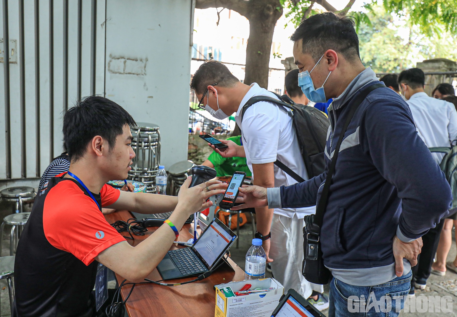 Các vận động viên quét mã QR để nhận racekit.