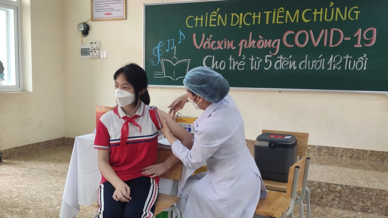 Sáng 14/4, tại Trường THCS Trần Quốc Toản, TP Hạ Long (Quảng Ninh), Bộ Y tế đã phối hợp với UBND tỉnh Quảng Ninh tổ chức lễ phát động chiến dịch tiêm chủng vaccine phòng Covid-19 cho trẻ em từ 5 đến dưới 12 tuổi và hưởng ứng “Tuần lễ tiêm chủng năm 2022".