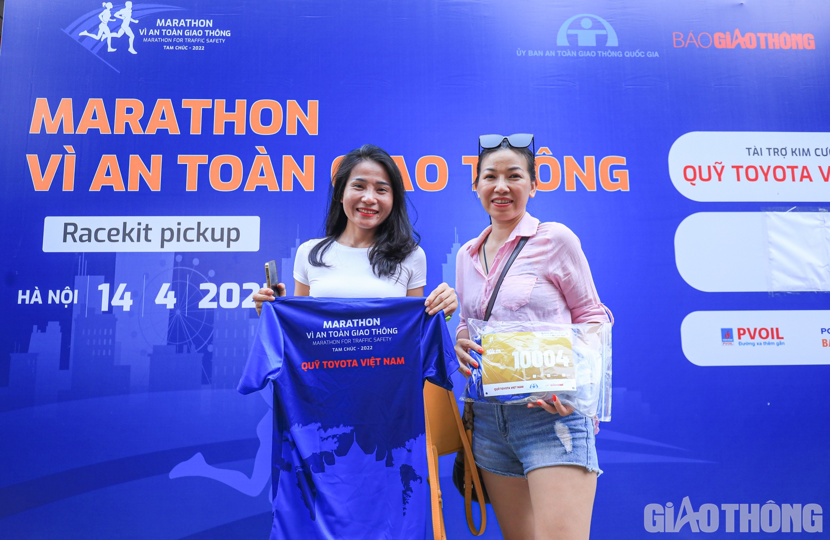 Cầm trên tay chiếc áo của giải, chị Bùi Thị Lan (quận Tây Hồ) chia sẻ: "Theo tôi, áo đấu được thiết kế hài hòa, màu sắc bắt mắt. Các thủ tục nhận racekit cũng không mất quá nhiều thời gian. Với thông điệp ý nghĩa cùng chung tay tiếp sức cho nhiều mảnh đời bất hạnh do TNGT, mong rằng giải sẽ được duy trì hàng năm để mọi người cùng tham gia".