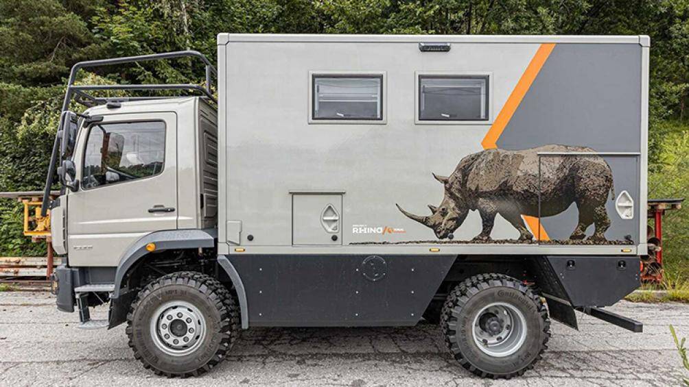 Mẫu xe này được hoàn thiện với màu xanh quân đội như để ngụy trang vào không gian núi rừng. Thùng xe có hình một con tê giác đúng với tên gọi của mình