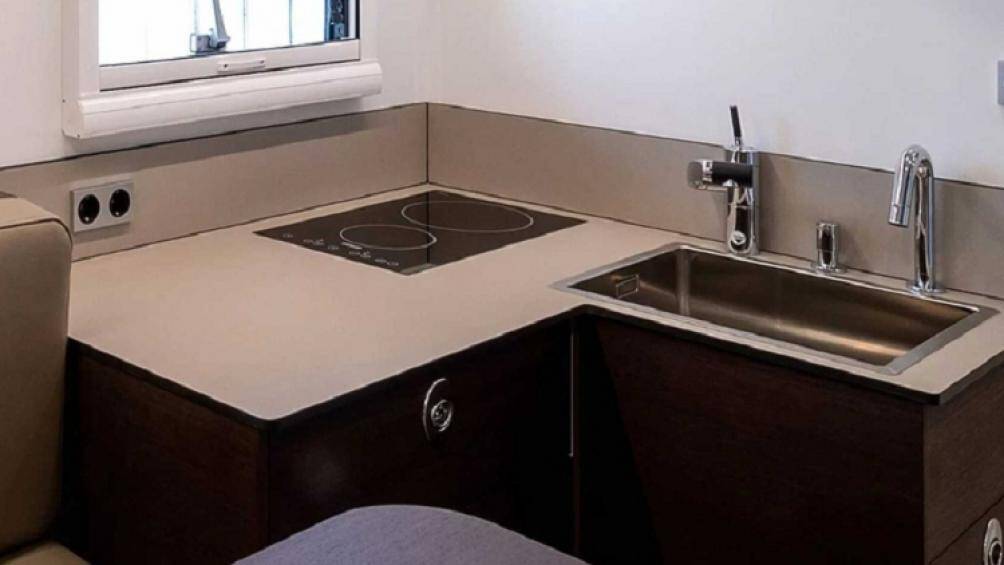 Rhino còn có nhiều tiện nghi hiện đại khác như điều hòa không khí, bộ định tuyến Internet, truyền hình vệ tinh, máy giặt và máy sấy