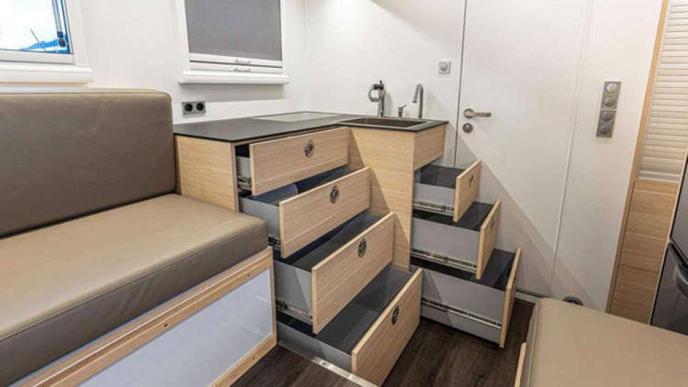 Xe cũng được trang bị hệ thống năng lượng bao gồm bộ pin lithium-ion 300 Ah 24V, bộ biến tần 5.000 VA, hệ thống pin năng lượng mặt trời 915W