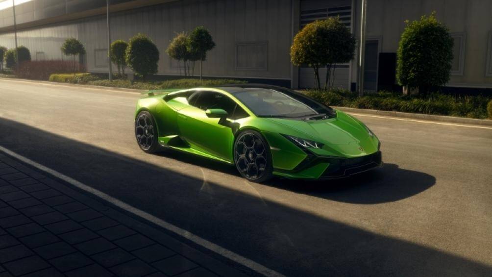 Xe được trang bị bộ mâm Damiso kích thước 20 inch cùng họa tiết kim cương, bộ lốp hiệu suất cao Bridgestone Potenza Sport