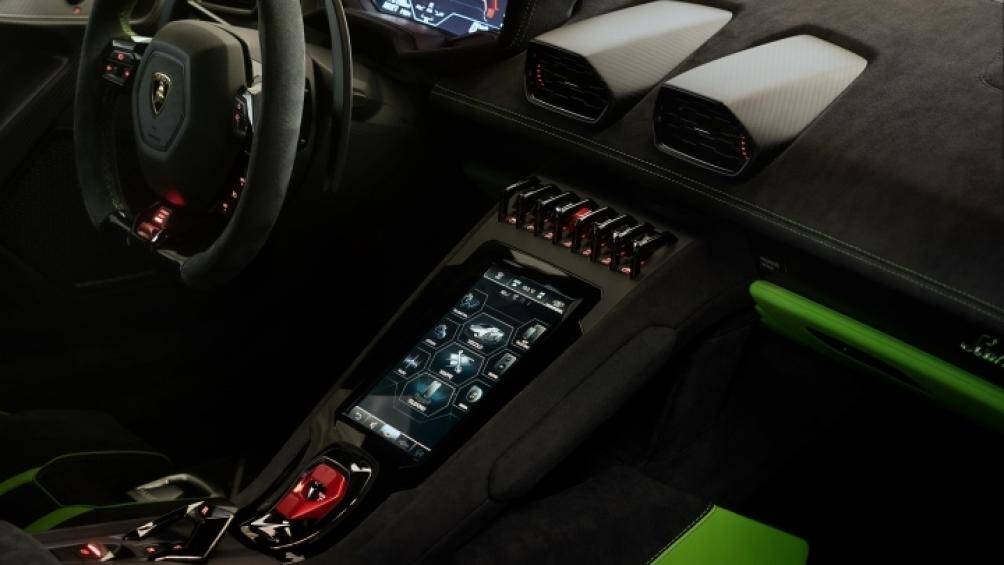 Giao diện thông tin giải trí HMI được Lamborghini tinh chỉnh riêng cho Huracán Tecnica, bảng đồng hồ taplo được lược bỏ những thông số phụ