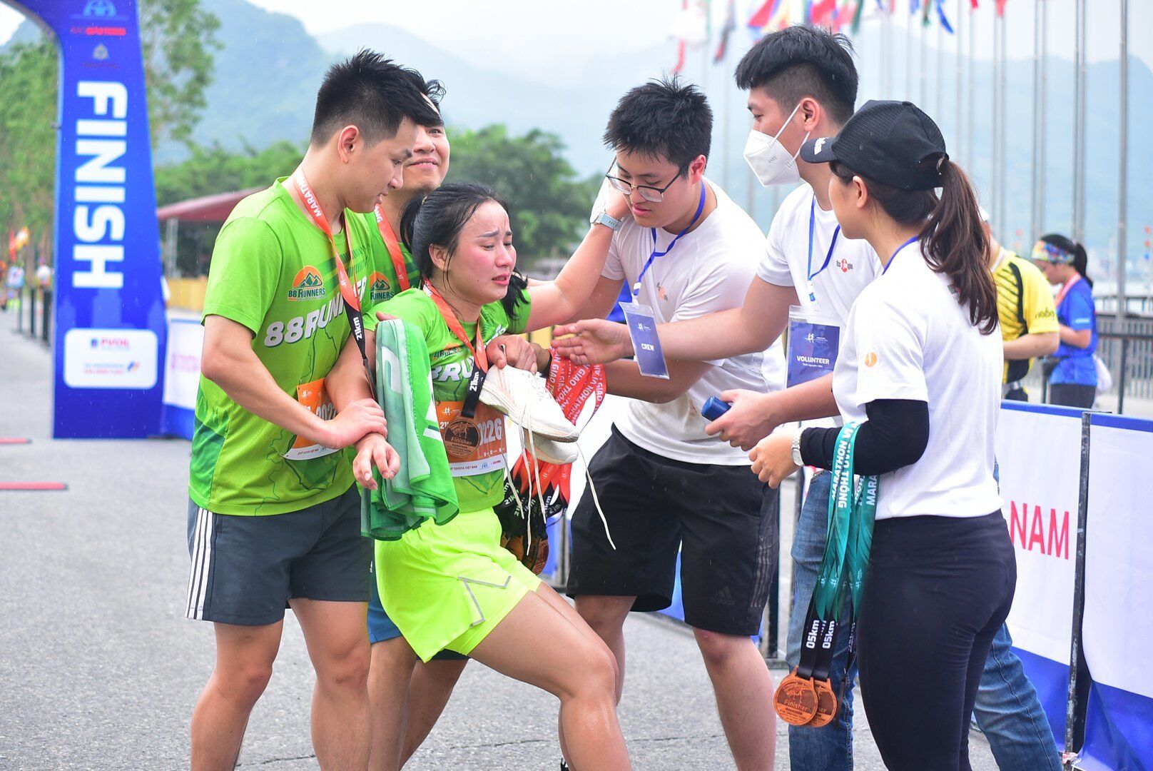 Một số vận động viên phải nhờ sự hỗ trợ của tình nguyện viên, nhân viên y tế nhưng vẫn cố gắng hoàn thành phần thi của mình.
