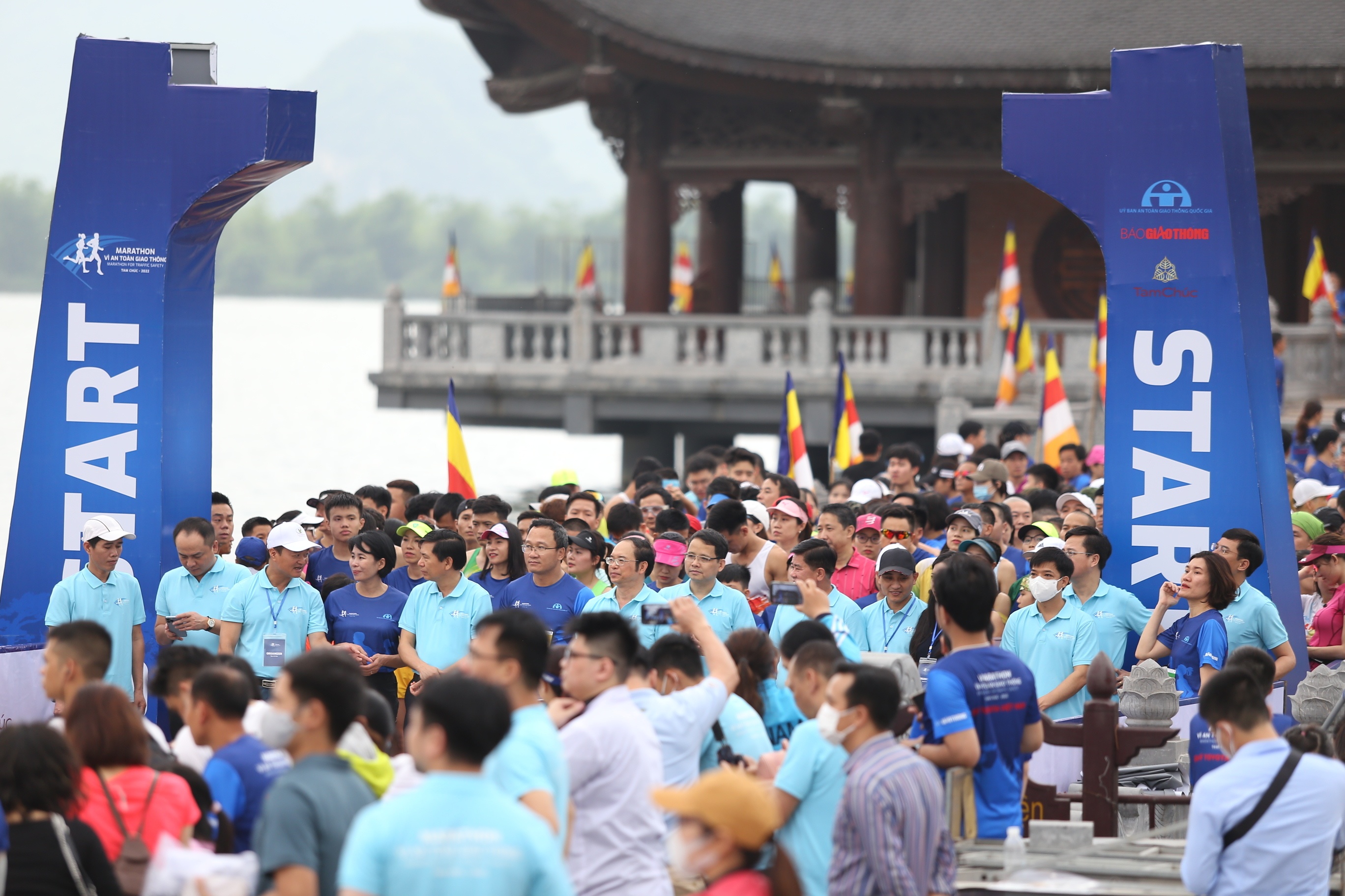 Sau nửa ngày tranh tài với 4 cự ly: 5km, 10km, 21km và 42km, giải Marathon vì ATGT lần thứ nhất năm 2022 diễn ra tại Chùa Tam Chúc, huyện Kim Bảng, Hà Nam đã kết thúc thành công với nhiều hình ảnh đẹp và ấn tượng.