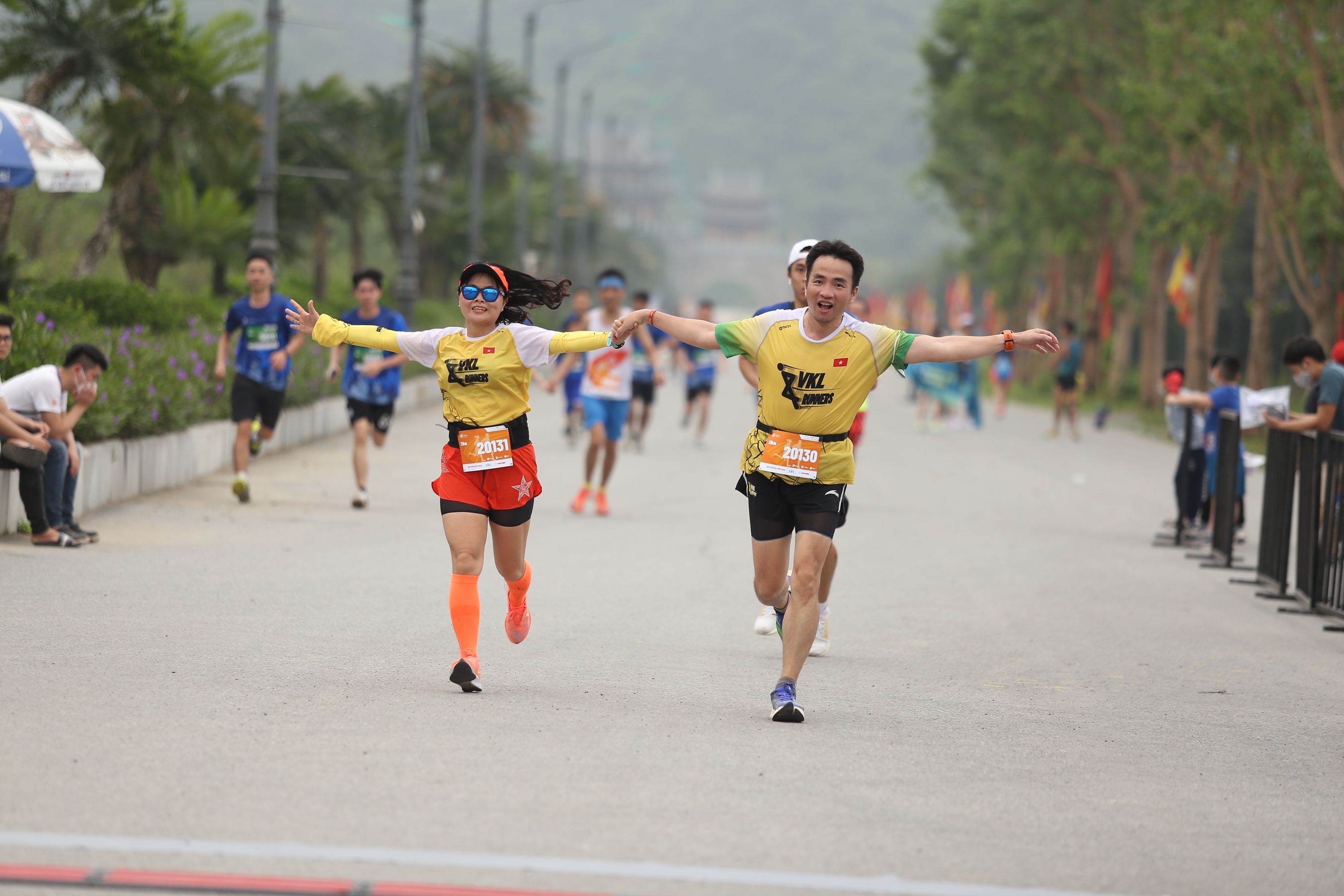 Những cái nắm tay nhau về đích là hình ảnh thường xuyên xuất hiện tại giải Marathon vì ATGT lần thứ nhất năm 2022.