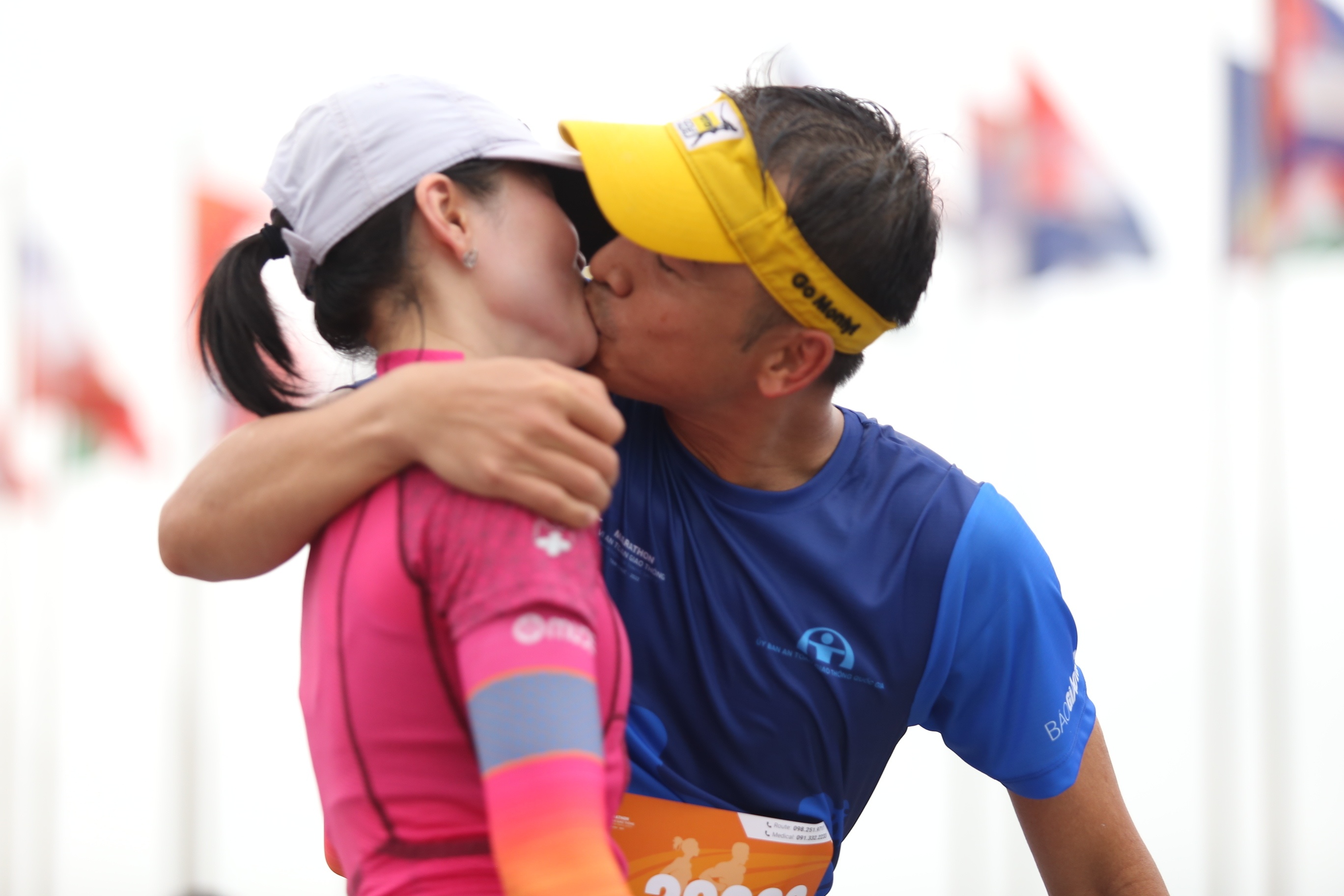 Nụ hôn thắm thiết đã khiến các cổ động viên có mặt tại vạch đích không khỏi phấn khích.