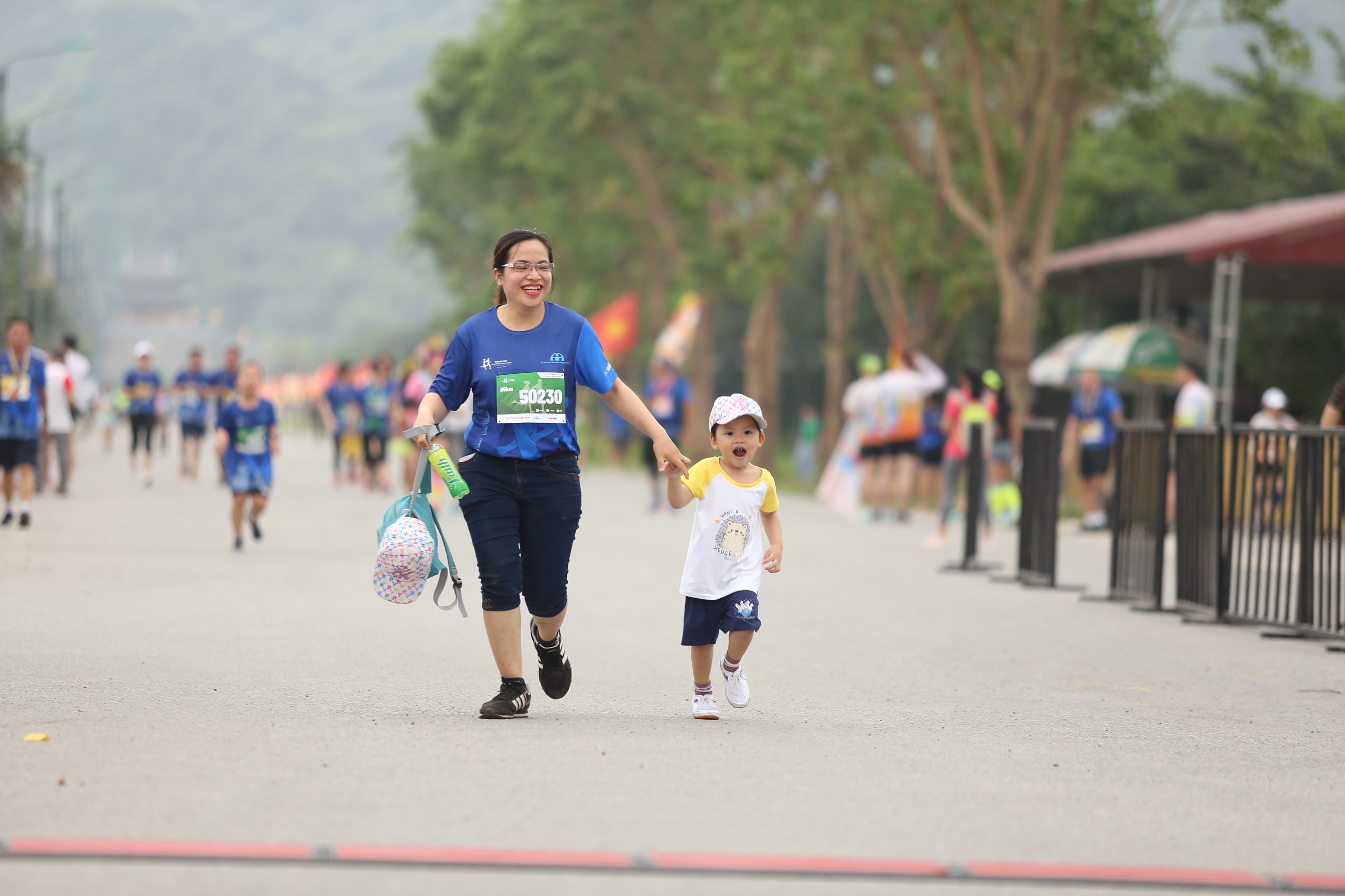 Đặc biệt có trường hợp "siêu nhí" cũng tham gia chạy cùng với bố mẹ.