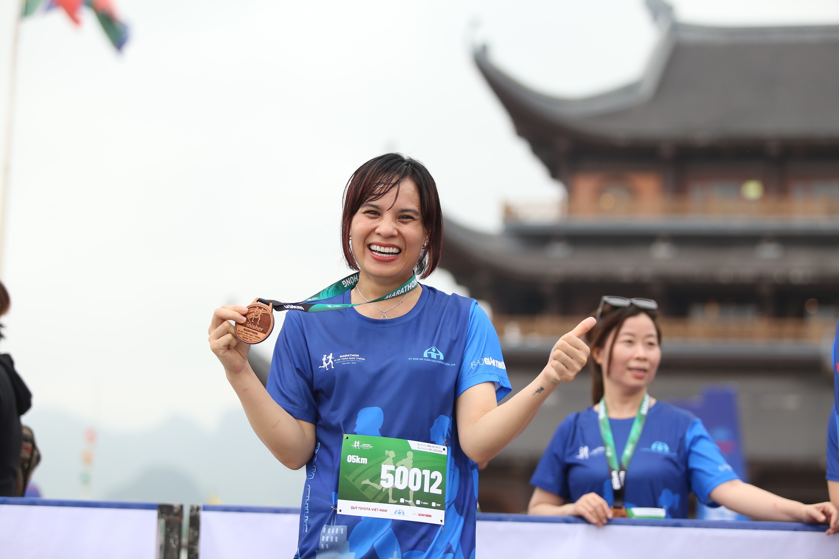 Niềm vui của vận động viên khi nhận huy chương sau khi hoàn thành cự ly 5km.