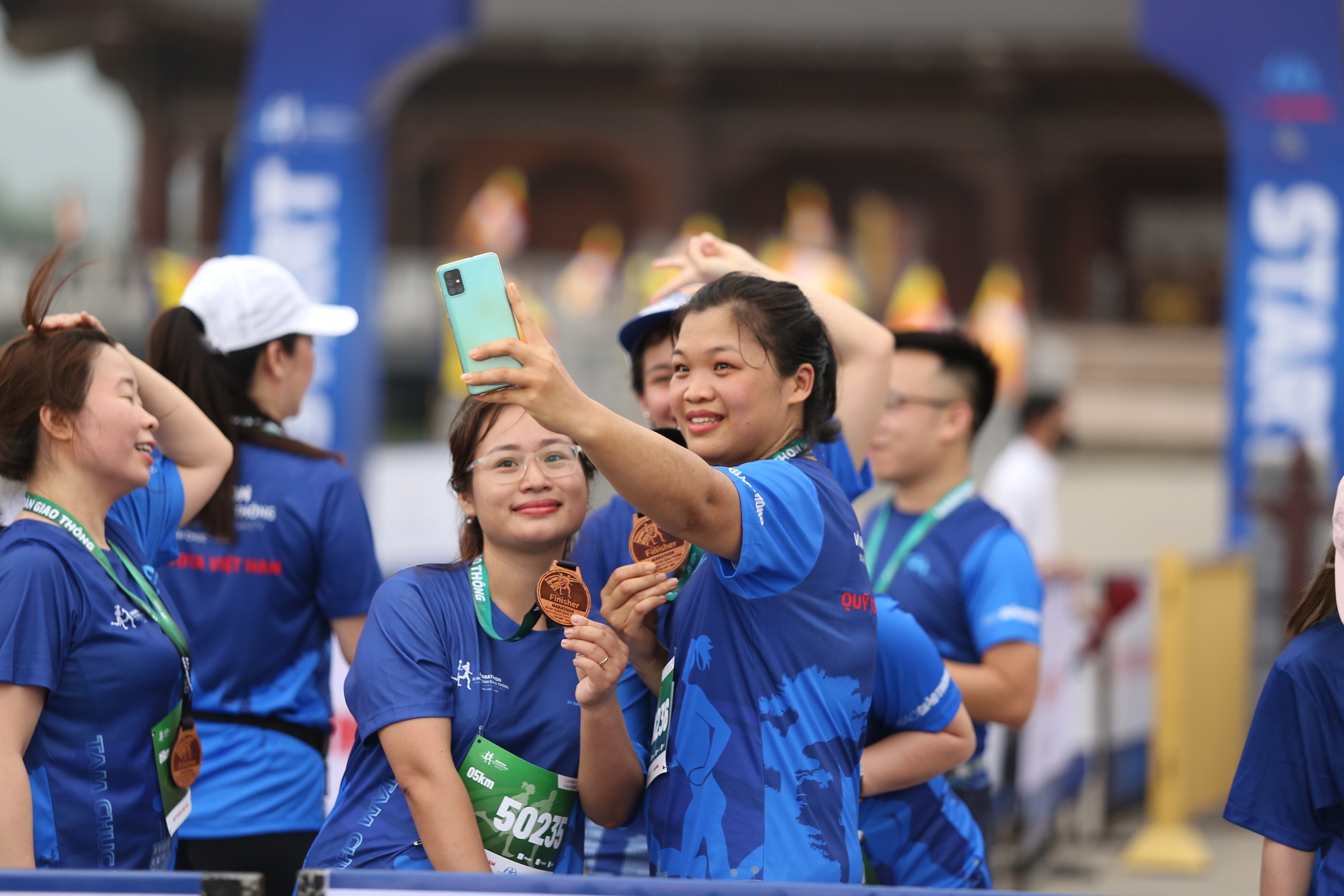Vận động viên "Check in" bên tấm huy chương.