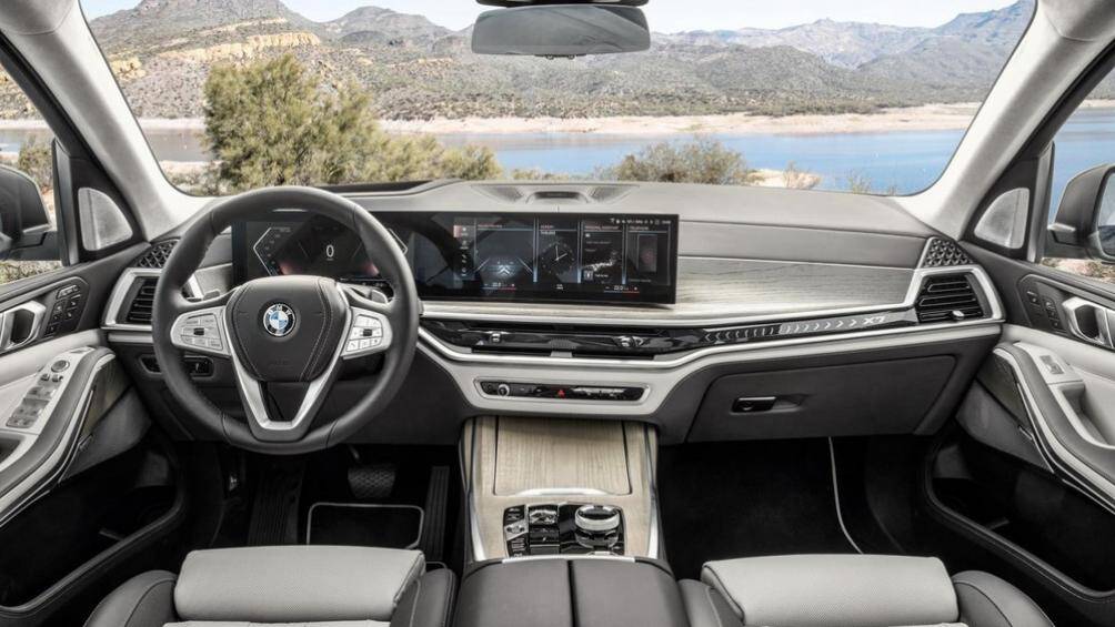 Bước vào trong BMW X7 2023 người lái cũng sẽ tìm thấy nhiều chi tiết mới. Nổi bật nhất trong số đó là màn hình cong nằm độc lập trên mặt táp-lô