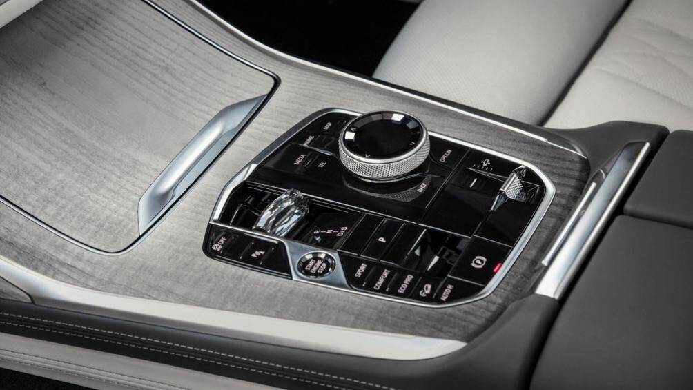 Tiếp đến là sự biến mất của cần số truyền thống, thay vào đó là núm xoay chỉnh màn hình thông tin giải trí iDrive trên cụm điều khiển trung tâm