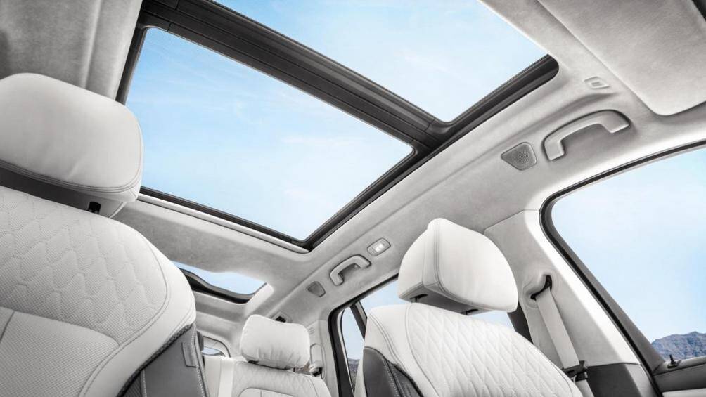 Màn hình LCD 12,3 inch của bảng đồng hồ kỹ thuật số và màn hình thông tin giải trí dạng cảm ứng 14,9 inch, dùng phần mềm iDrive 8 mới nhất