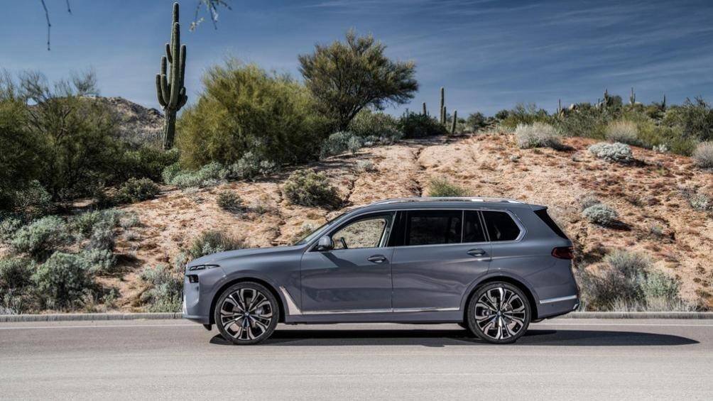 Đầu tiên là khối động cơ xăng 6 xi-lanh thẳng hàng, dung tích 3.0L của xDrive40i, sản sinh công suất tối đa 375 mã lực và mô-men xoắn cực đại 519 Nm