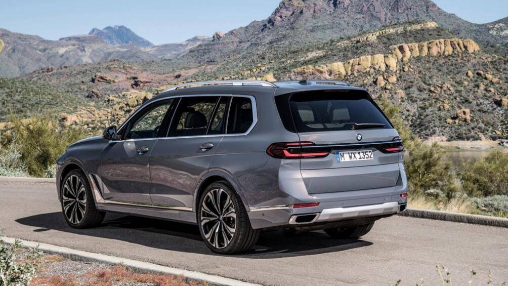 Bên cạnh đó là những chi tiết ốp ngoại thất màu đen bóng, đầu ống xả hình thang màu tối và bộ vành hợp kim 21 inch phối màu thể thao