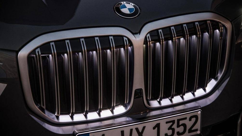 Nằm chính giữa đầu xe là lưới tản nhiệt hình quả thận đôi cỡ lớn. Lưới tản nhiệt này vẫn giữ nguyên kích thước nhưng đã được phối lại 2 màu mới