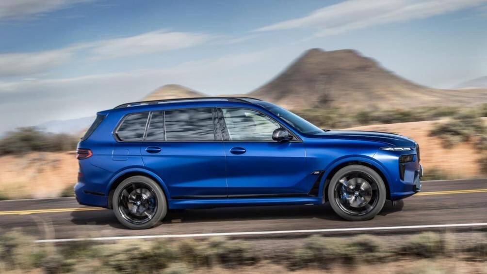 Thứ hai là động cơ xăng V8, tăng áp kép, dung tích 4.4L, kết hợp với công nghệ mild hybrid 48V và hệ thống xả thể thao dành cho BMW X7 M60i 2023