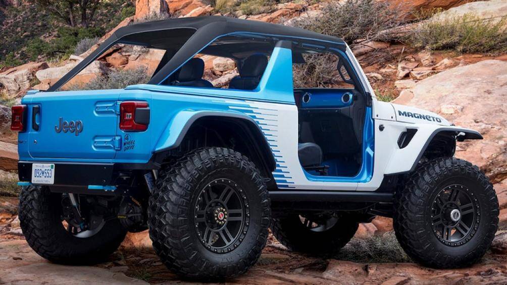 Bên ngoài, những tấm cản va nhẹ độ riêng, vòm bánh xe bằng sợi carbon, màu sơn Surf Blue và nắp capô xe bằng sợi carbon với cửa sổ trong suốt màu xanh lam