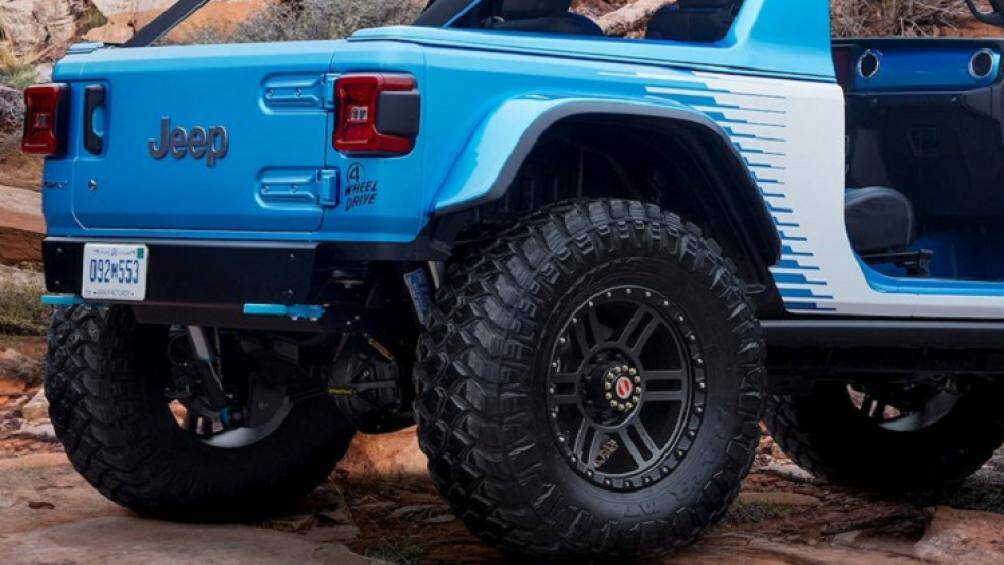 Mặc dù dựa trên phong cách thân xe Wrangler 2 cửa, mẫu concept Magneto 2.0 có trục cơ sở dài hơn 12 inch (30 cm)