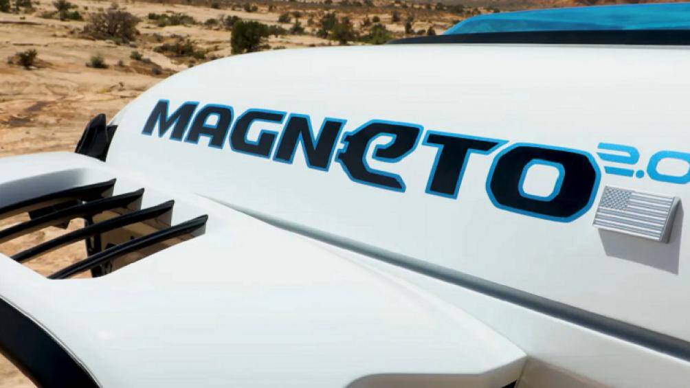 Trục trước Dynatrac 60 Pro-Rock và trục sau Pro-Rock Dynatrac 80, với tỷ lệ 5,38 và bộ khóa vi sai cho cả hai trục, trục truyền động độ riêng, và hệ thống treo địa hình