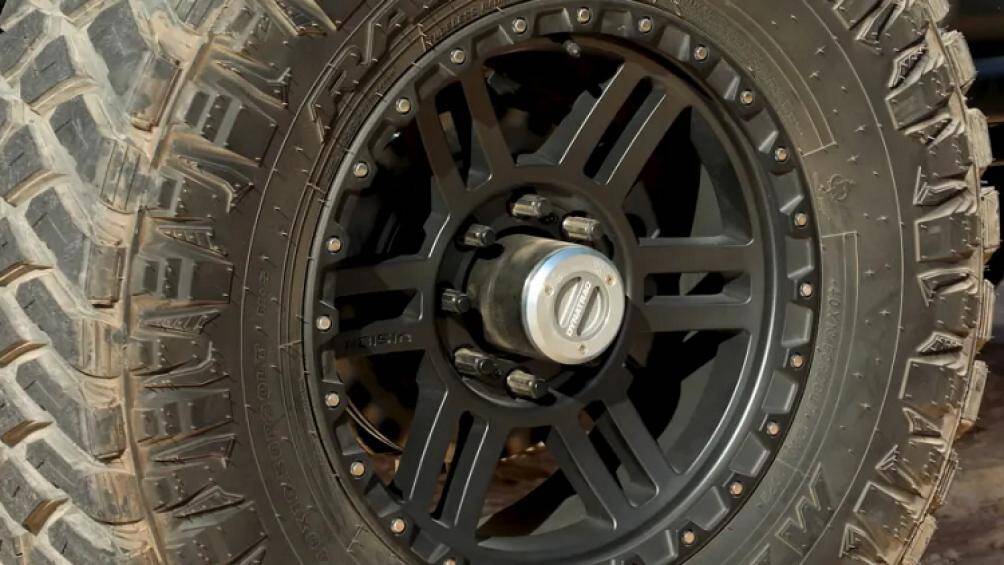 Các phụ tùng chuyên dụng off-road bao gồm bộ nâng 3 inch làm riêng, bộ lốp địa hình 40 inch bọc quanh bộ la-zăng 20 inch