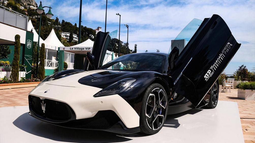 Thay vì những sắc màu sặc sỡ và nổi bật thường thấy trên những chiếc xe thể thao Italia, chiếc Maserati MC20 này khoác trên mình lớp áo "đen xi măng" lạ mắt