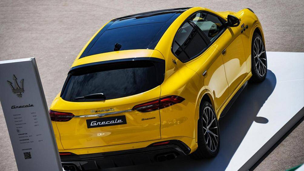 Sắc sơn vàng óng Giallo Corse trên chiếc Grecale được kết hợp giữa màu vàng chanh với một lớp xanh nước biển. Đây là hai tông màu chính trong huy hiệu của thành phố Modena