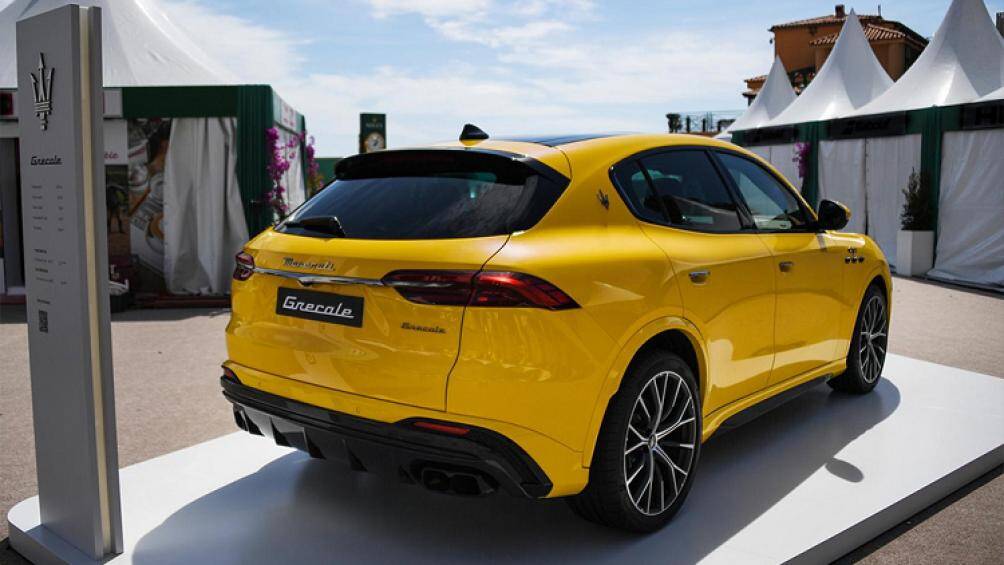Ngay bên cạnh siêu xe Maserati MC20 là một chiếc SUV Grecale Trofeo thế hệ mới có lớp sơn vàng Giallo Corse bắt mắt